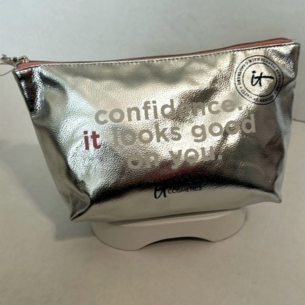 IT Cosmetics Confidence Cosmetics Make-up Bag Silver And Pink NEW